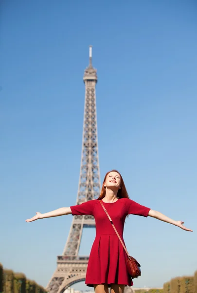 Chica Beautifu en París con la torre Eiffel en el fondo . — Foto de Stock