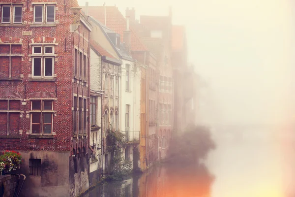 Case in Belgio, nella nebbia — Foto Stock