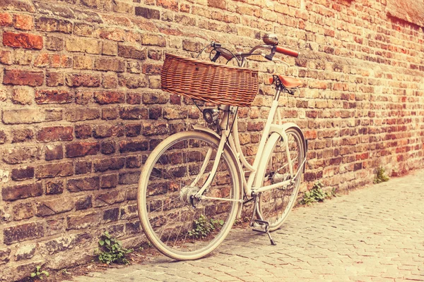 Vit cykel nära tegelvägg — Stockfoto