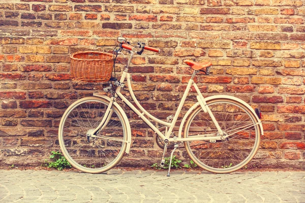 Vit cykel nära tegelvägg — Stockfoto