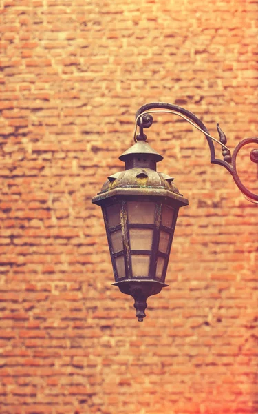 Lamp en bakstenen — Stockfoto