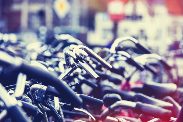 Велосипеди на паркування в Амстердамі — стокове фото
