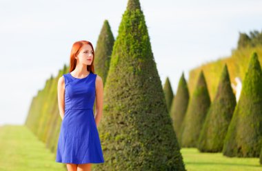 Güzel kızıl saçlı kız Versailles Park