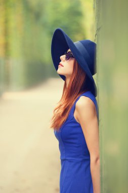 Kızıl saçlı kız Versailles bahçe çit yakınındaki güneş gözlüğü