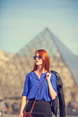 Kızıl saçlı kadınlar Paris yakınındaki kepenk, piramit