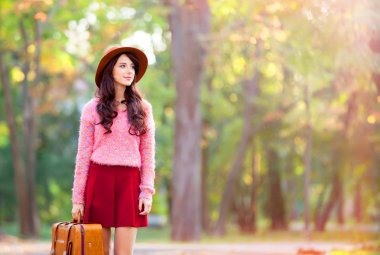 güzel esmer kız parkta çanta.