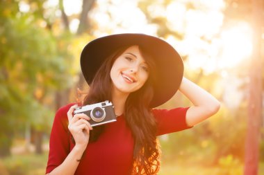 Günbatımı zamanı parkta kamera ile esmer kız