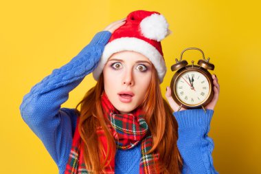 alarm clock Sarı zemin üzerine olan Kızıl saçlı kız.