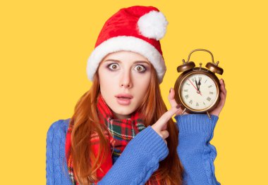 alarm clock Sarı zemin üzerine olan Kızıl saçlı kız.