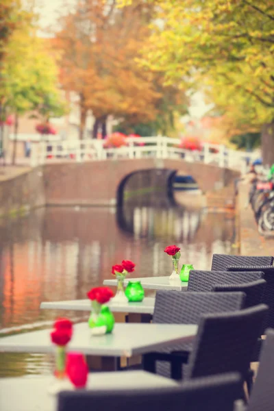 Tavoli con fiori vicino al canale a Delft, Olanda — Foto Stock