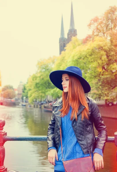 Ruiva em chapéu menina em Amsterdã . — Fotografia de Stock