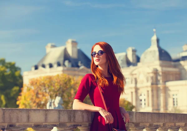 Rödhårig flicka nära luxembourg palace — Stockfoto