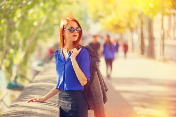 Beautiful women on parisian streets — Stock Photo, Image