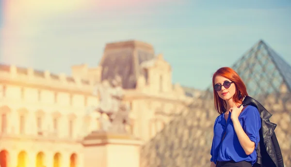 Rödhårig kvinnor nära pyramid i lamell, Paris — Stockfoto