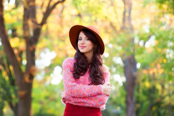 가 공원에 분홍색 스웨터에 갈색 머리 소녀. — 스톡 사진