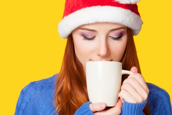 Pelirroja con taza sobre fondo amarillo . — Foto de Stock