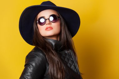 Sarı arka plan üzerinde tarzı esmer kız.