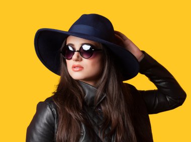 Sarı arka plan üzerinde tarzı esmer kız.