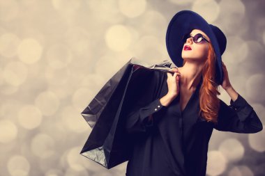 alışveriş torbaları ile stil Kızıl saçlı kız.