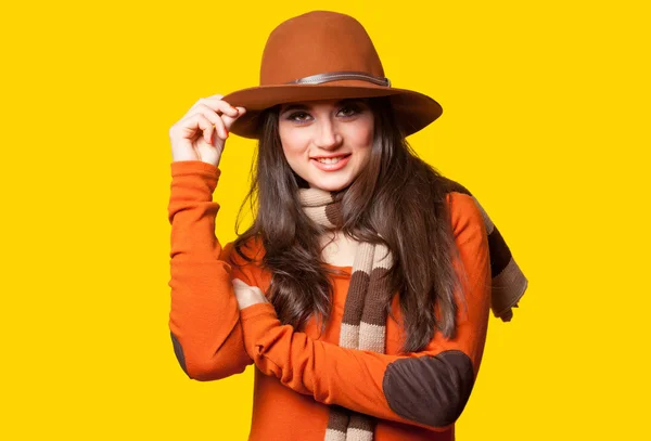 Stile ragazza bruna su sfondo giallo . — Foto Stock