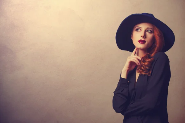 Style rödhårig kvinnor i svart på klassiska bakgrunden — Stockfoto