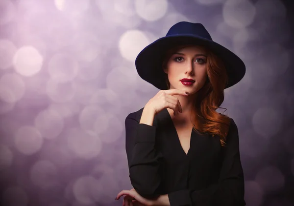 Stijl roodharige vrouwen in het zwart op klassieke achtergrond — Stockfoto