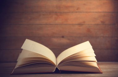 Bir tablo açık kitap.