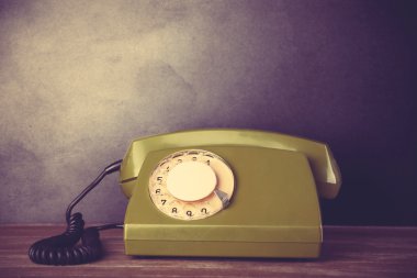 Bir tabloda yeşil retro telefon.