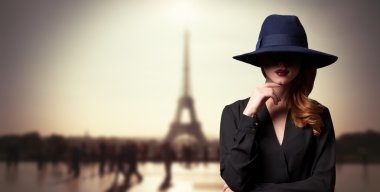Şapka ve Paris arka plan stili kadın