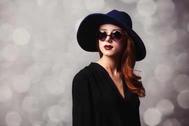 Stil Kızıl saçlı kadın güneş gözlüğü ile.