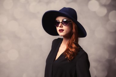 Stil Kızıl saçlı kadın güneş gözlüğü ile.