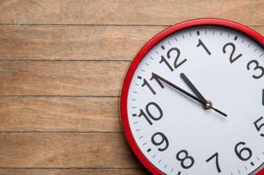 Bir tablo üzerinde büyük saat.