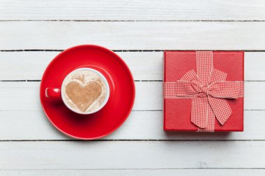 Fincan kahve ve ahşap masa hediye.