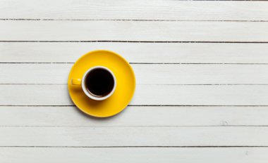 Ahşap bir masa üzerinde renk Kupası.