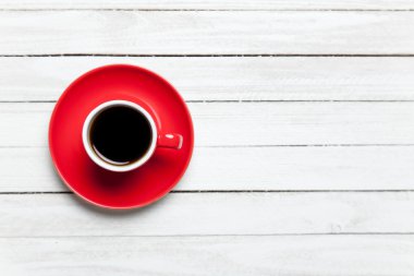 Ahşap bir masa üzerinde renk Kupası.