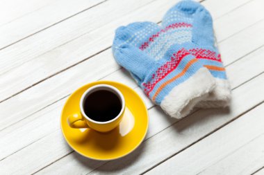 fincan kahve ve ahşap masa mittens.