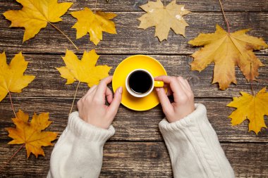 Bir şey kahve yakınındaki Not defterinizdeki yazma el.