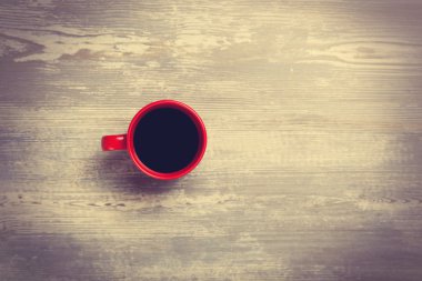 Tahta masada bir fincan kahve..