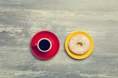 Fincan kahve ve çörek bir tablo.