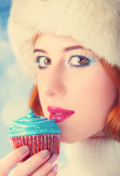 Redhead girl with cake. — Stock Photo, Image