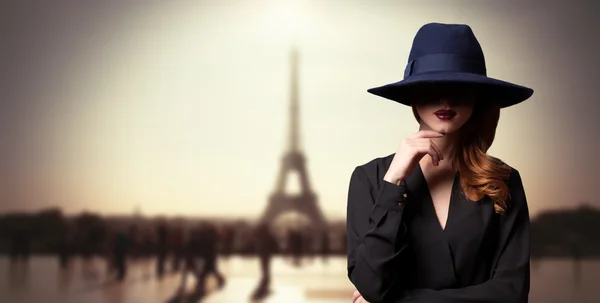 帽子とパリ背景スタイル女性 — ストック写真
