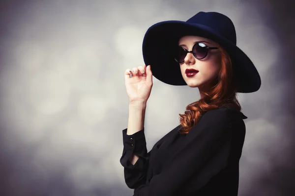 Style redhead women with sunglasses. — Stock Photo, Image