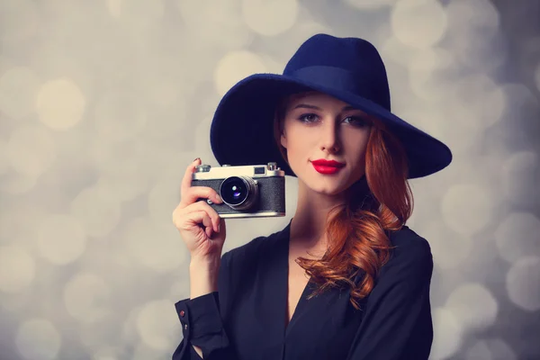 Estilo mujer pelirroja con gafas de sol y cámara vintage . —  Fotos de Stock