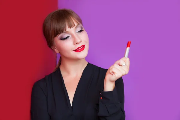 Brunette meisje bedrijf lippenstift — Stockfoto