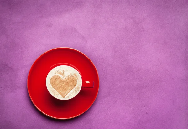 Kopp kaffe med hjärta form på färgbakgrund. — Stockfoto