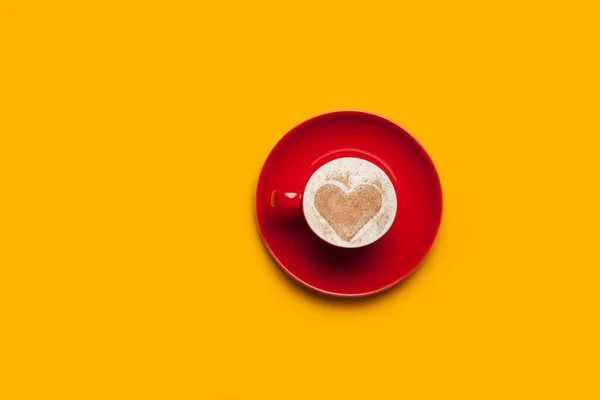 Tasse de café avec symbole de forme de coeur sur fond de couleur . — Photo