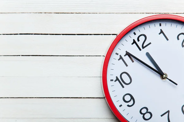 El reloj enorme sobre la mesa . — Foto de Stock