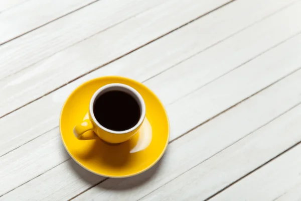 Copa de color en una mesa de madera . —  Fotos de Stock