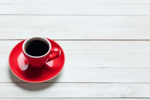 Tazza di colore su un tavolo di legno . — Foto Stock