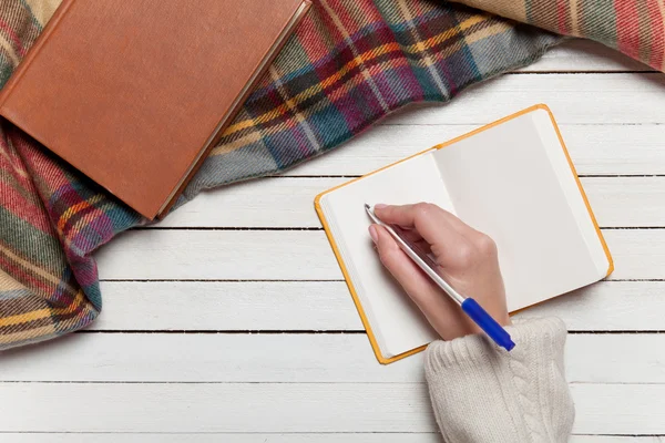 Mujer escribiendo algo a mano en el cuaderno —  Fotos de Stock